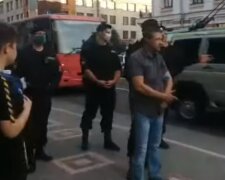 ОМОН массово задерживал людей, вышедших на акцию протеста в Беларуси. Фото: скриншот YouTube