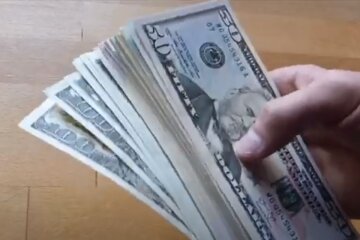 Долари. Фото: скріншот YouTube-відео