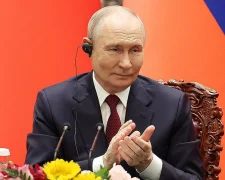 путін у кремлі на тлі карти бойових дій