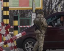 СБУ разоблачила пограничников, за взятки выпускавших украинцев в РФ. Фото: скриншот YouTube