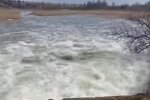 Прорвало дамбу. Фото: скріншот Facebook-відео