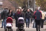 Люди на улице, фото: Скриншот YouTube