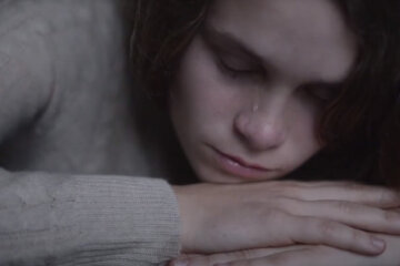 Дівчина плаче. Фото: youtube.com