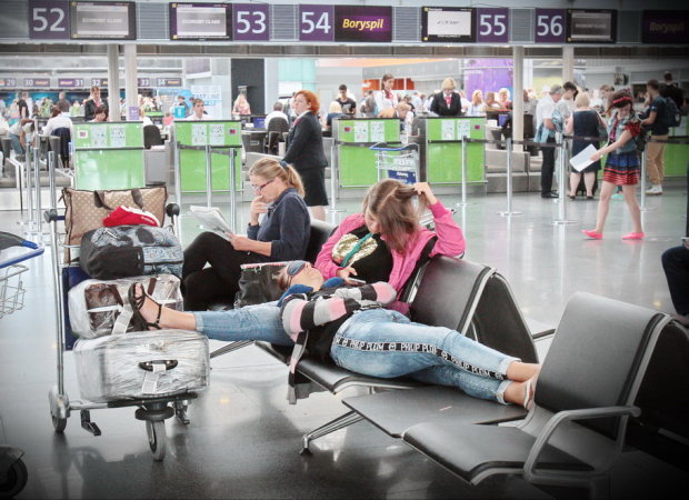 Издевательство над людьми: SkyUp задержала 19 курортных рейсов, тысячи голодных украинцев сидят на чемоданах
