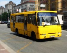В Киеве маршрутка вспыхнула посреди улицы: тушили водители, проезжающие мимо