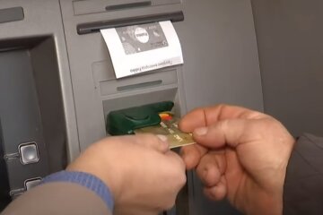 Банковская карта. Фото: скриншот Youtube