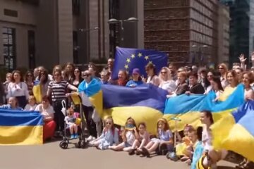 Прапори України та ЄС. Фото: скріншот YouTube-відео
