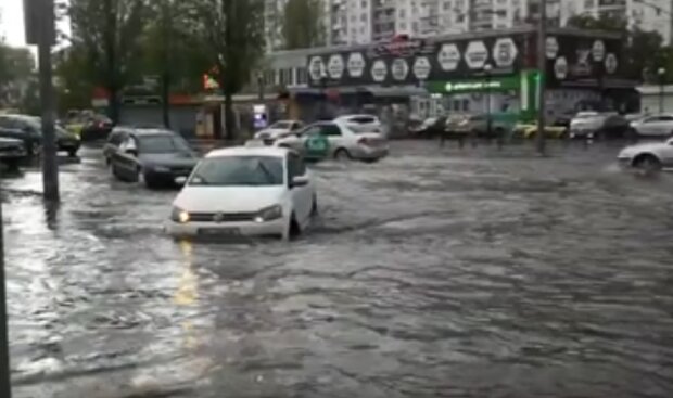 В Киеве снова затопило дороги. Фото: youtube