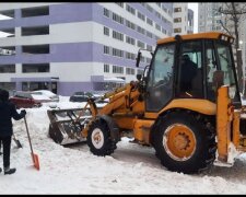 В Украине бушует непогода: столицу и область накрыл сильный снегопад - дороги парализованы. Видео