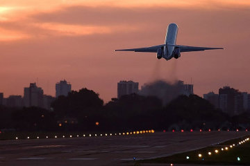 В Африке мужчина забрался на крыло самолета, готовящегося взлетать: перепуганные пассажиры засняли видео