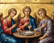 Церква на свято Трійці, прикрашена зеленню