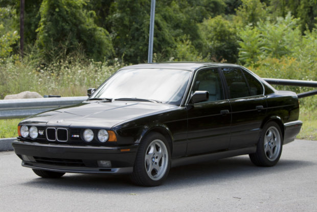 Старенький BMW, возраст которого перевалил за 35 лет, продают по цене новенькой иномарки. Фото