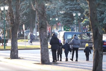 Прогулянка у парку. Фото: скріншот YouTube-відео