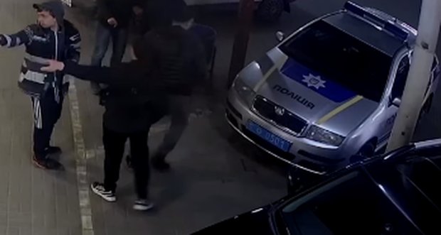 Компания парней повредила авто полицейских. Фото: скриншот YouTube