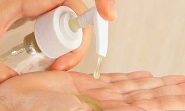 Дерматологи рассказали, нужно ли часто пользоваться антисептиком. Фото: скриншот Youtube