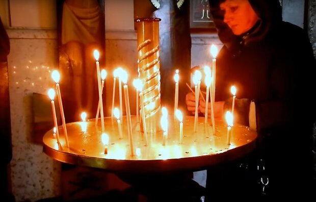 Свічки в церкві. Фото: скріншот YouTube-відео