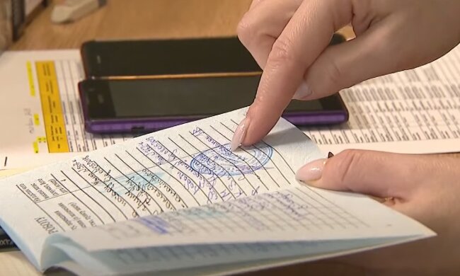 Трудовая книжка. Фото: скриншот YouTube-видео