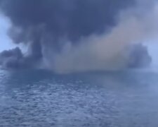 Дим від влучення в російський корабель. Фото: скріншот YouTube-відео