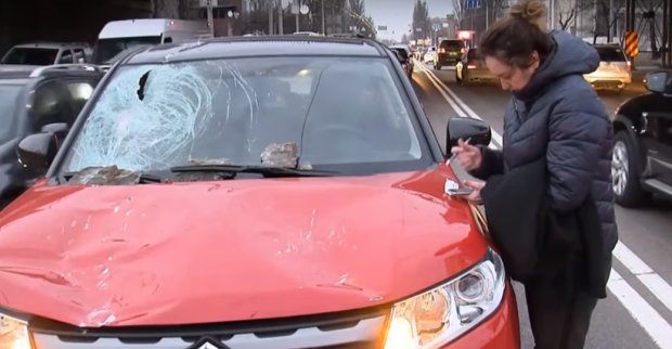 В Киеве куски с моста разбили авто, скриншот YouTube