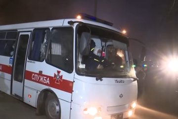 Автобус с эвакуированными забросали камнями еще в соседнем с Новыми Санжарами. Фото: скриншот видео