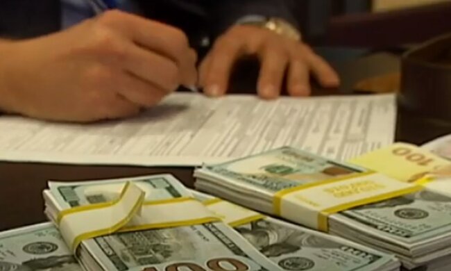 Долари. Фото: скріншот YouTube-відео