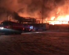 Крупный завод охватил масштабный пожар: спасатели трудятся на износ – ужасающие фото, видео