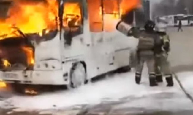 В Киеве на ходу загорелся пассажирский автобус. Фото: скрин youtube