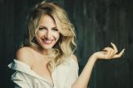 Улеглась на стол и вывалила свои вишни прямо на пирог: Леся Никитюк доказала - настоящая хозяйка