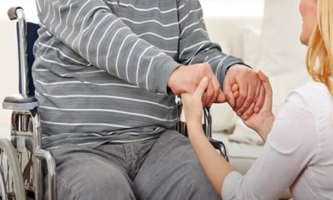 Догляд за інвалідом, фото: youtube.com