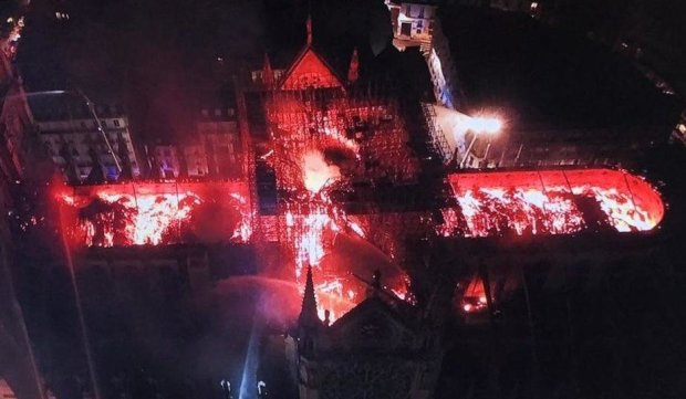 Христианские реликвии из горящего собора Парижской Богоматери спас священник