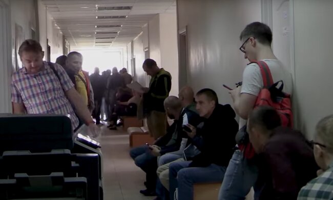 Військовозобов'язані чоловіки. Фото: скріншот YouTube-відео