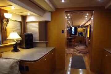 Все село тепер заздрить: чоловік із дружиною показали свій будинок на колесах, який їм коштував лише 800 доларів.