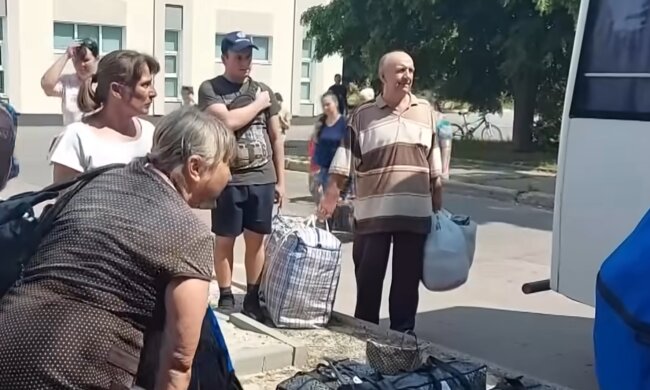 Евакуація громадян. Фото: скріншот YouTube-відео
