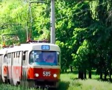 На работу не доедешь: в Харькове изменит маршрут трамвай и перекроют дорогу. Где