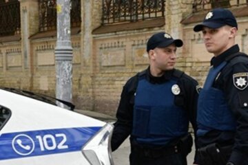 В Киеве прохожих обыскивают прямо на улицах: что происходит