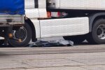 Місце ДТП на вулиці Бориспільській у Києві: вантажівка наїхала на літню жінку, яка виходила з трамвая