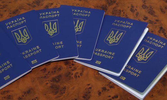 Закордонний паспорт України. Фото: скріншот YouTube-відео