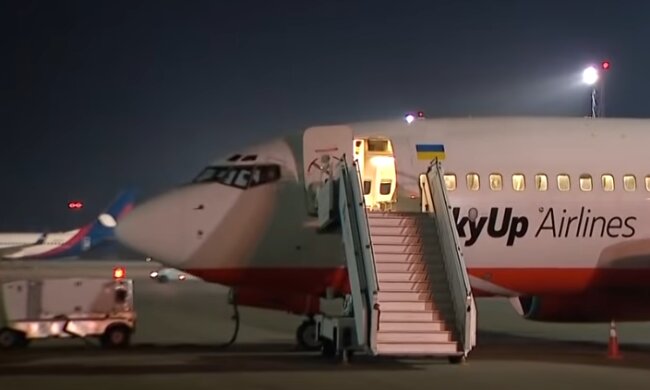 Спецборт с украинцами вылетел из Франции. Фото: youtube