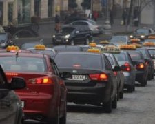 Из-за закона об автокреслах у таксистов начались проблемы