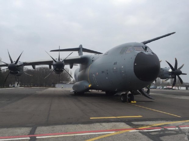 В Одессе совершил посадку британский военно-транспортный самолет, фото Думская