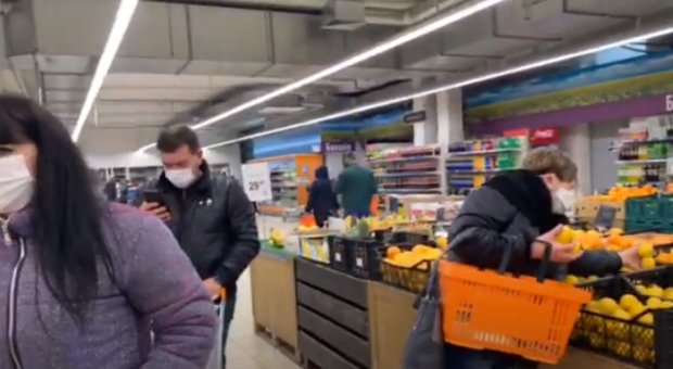 Засняли странный поступок женщины в супермаркете.Фото: скриншот Youtube