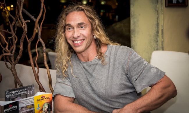 Kazka и Тарзан блеснули своими формами: "шарики" в купальнике против кубиков пресса