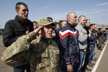 Забирают телефоны и волокут в военкомат: первые «отловы» призывников