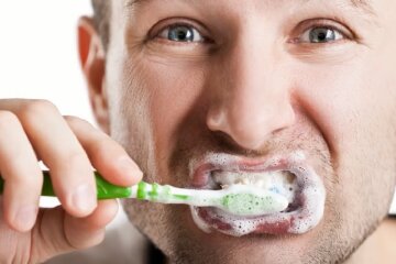 Чистка зубів. Фото: YouTube