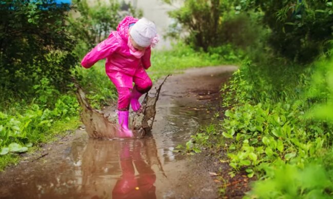 Актуальная обувь - резиновые сапоги. Фото: youtube