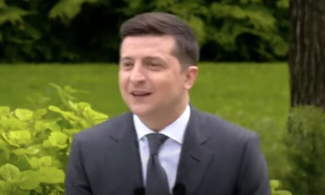 Огурец Зеленского не смог устоять перед шаблей казака: видео
