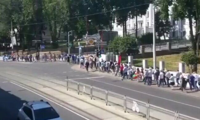 В Минск массово свозят бюджетников на митинг в поддержку Лукашенко, - СМИ
