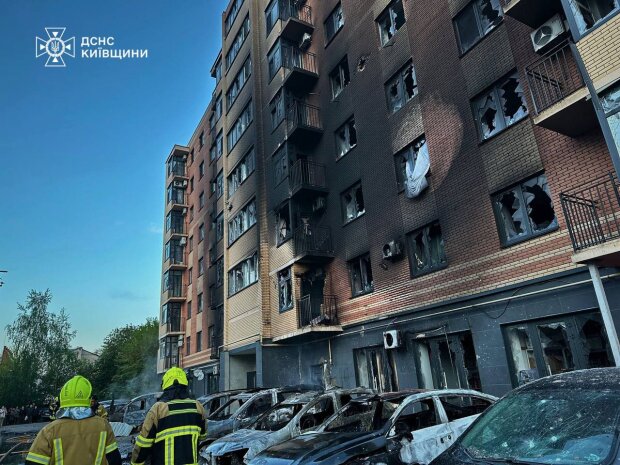 Жахлива нічна атака по Україні, сильні руйнування та багато постраждалих. Фото: ДСНС