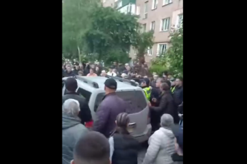 В Каменец-Подольском произошла потасовка 100 местных жителей с ТЦК - видео. Фото: Telegram