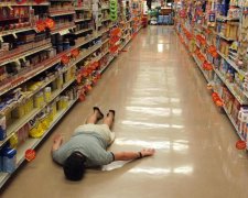 Ты не ты, когда голоден: находчивый дегустатор атакует витрины супермаркетов, видео